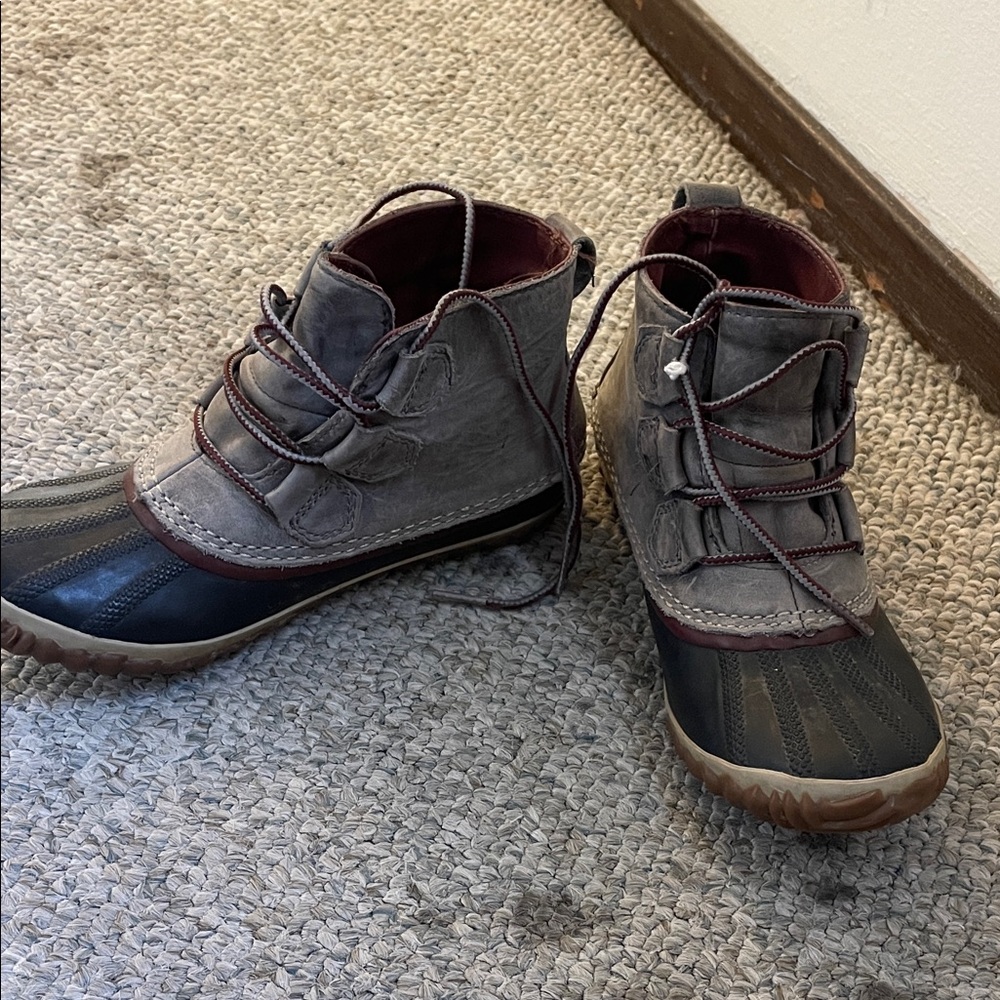 SOREL Women’s Gray and Black Outdoor Boots